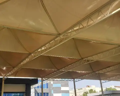 الفرق بين السواتر الحديدية والقماشية: أيهما أنسب لك؟